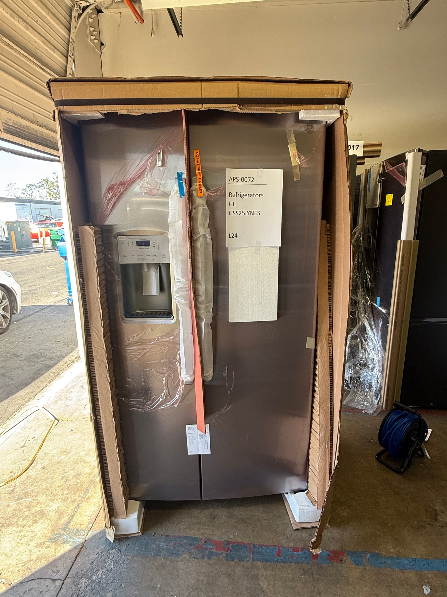 GE 25.1 cu. ft. Side-by-Side Refrigerator, Stainless, External Water/Ice Dispenser (GSS25IYNFS)