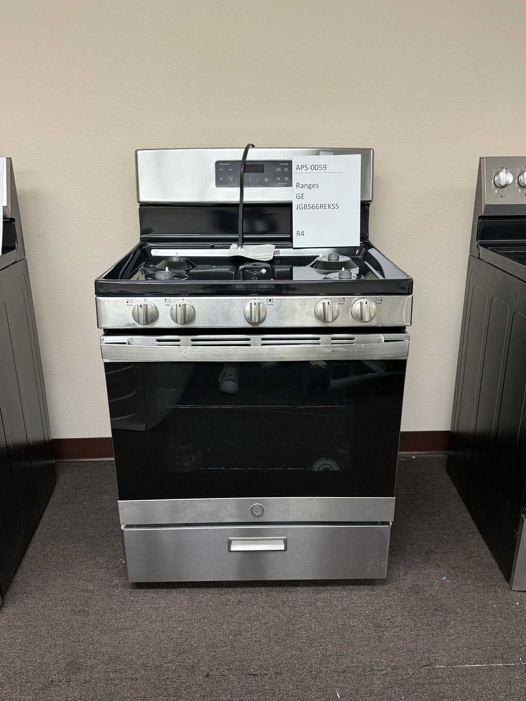GE 30″ Gas Range, Stainless, Spacious Oven + Multi-Burners (JGBS66REKSS)