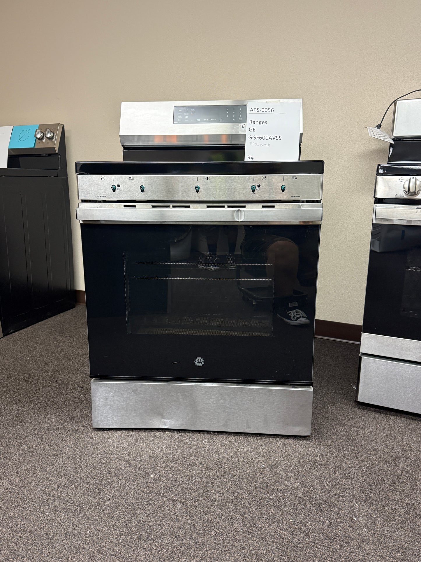 GE 30″ Gas Range, Stainless, Full Oven + Multi-Burners (GGF600AVSS)
